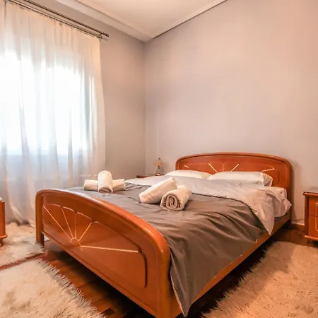 Corner Retro Apartment *