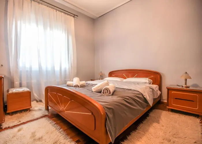 Corner Retro Apartment *